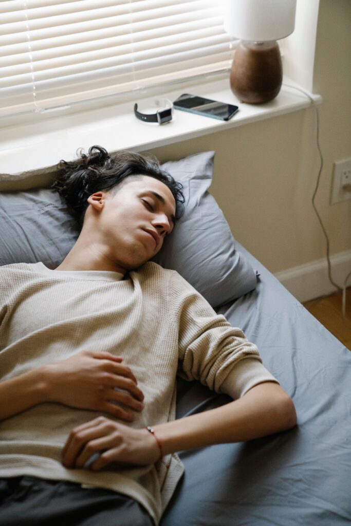 Persona durmiendo en su dormitorio con el aire acondicionado encendido toda la noche.