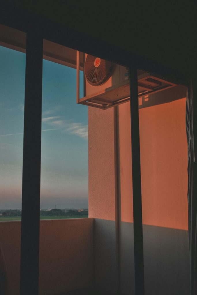 compresor exterior para ahorrar luz con el aire acondicionado al salir de casa